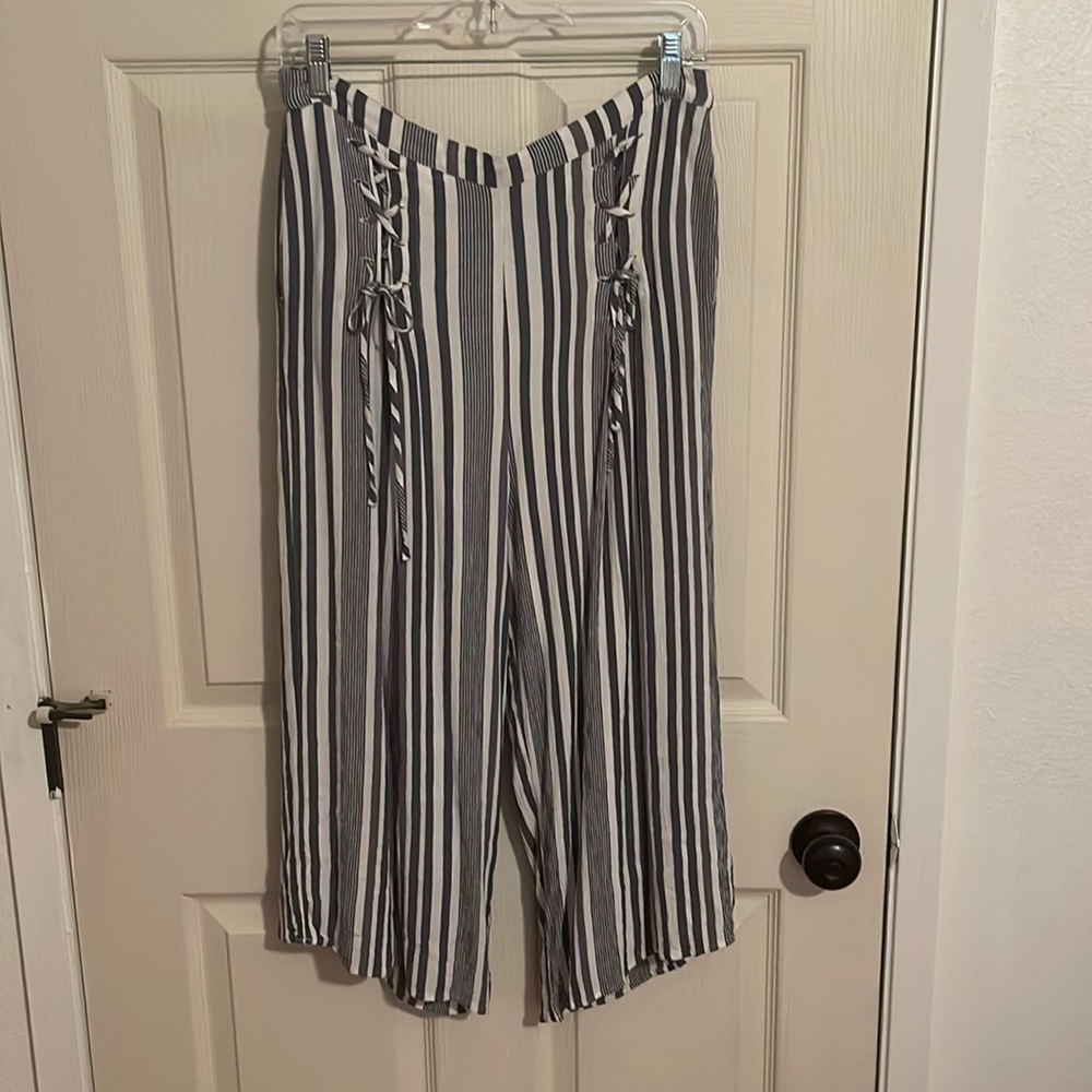 American Eagle Soft Cropped Pants. Size M.